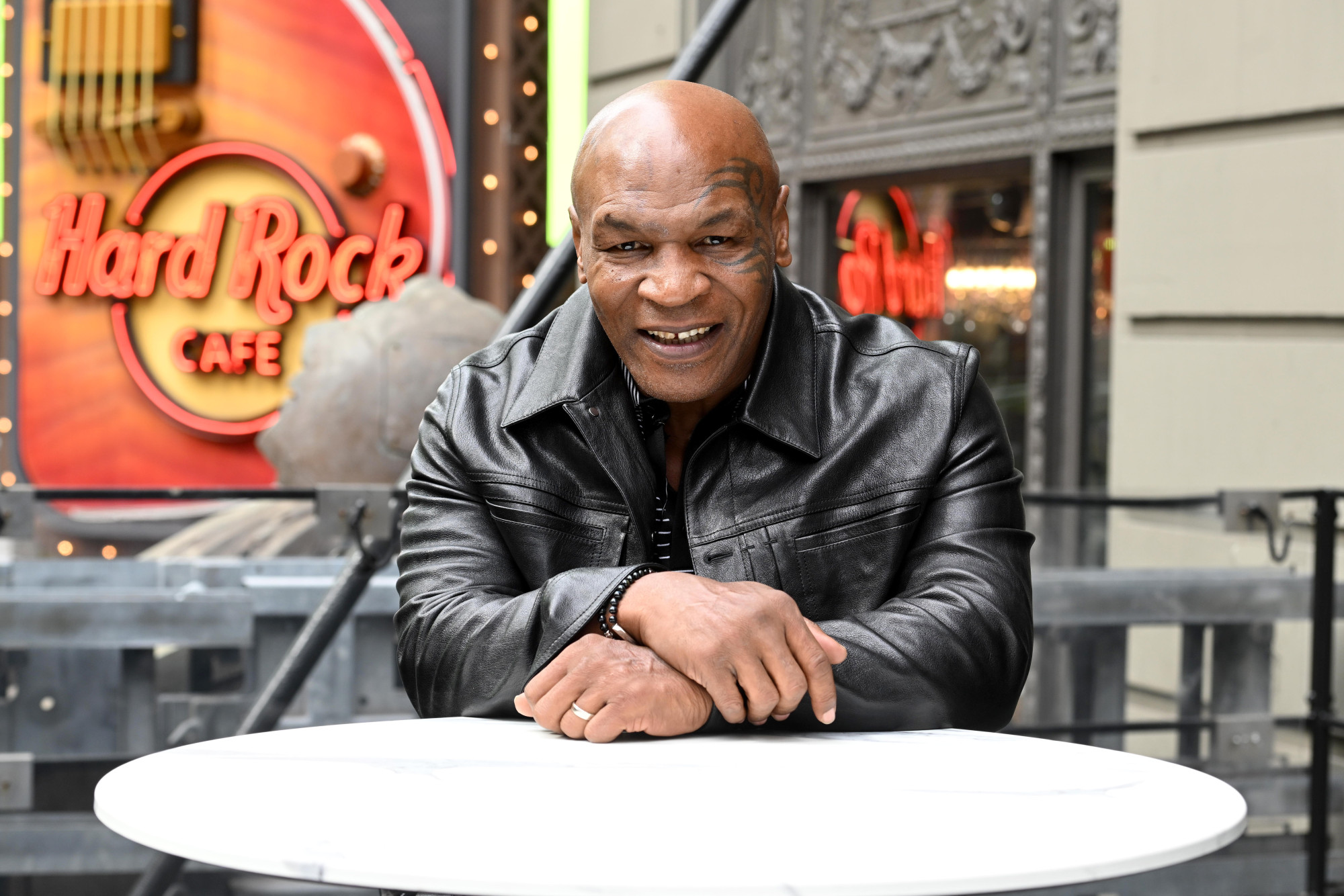 Mike Tyson a Mayweather-bemutató meccsről: „Ki fogom ütni”